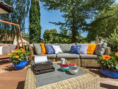 Narożny zestaw mebli ogrodowych może być świetnym dodatkiem do każdego podwórka lub obszaru patio